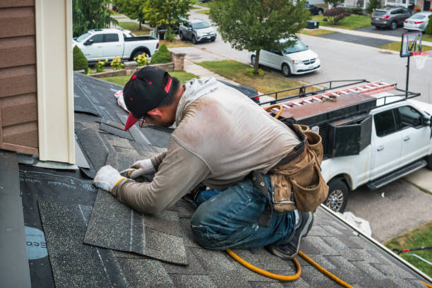 Professional Emergency Roof Repair technician working in Holland, TX